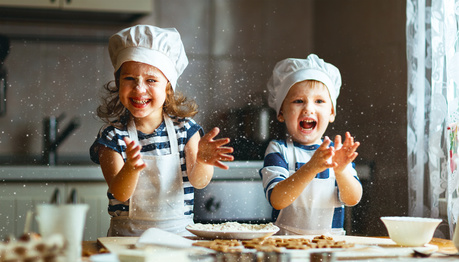 enfants-joyeux-cuisinant