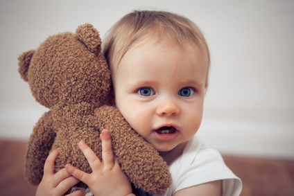 Bébé avec un ours en peluche