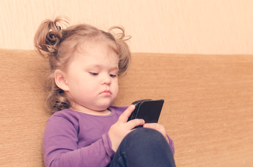 Petite fille qui joue sur un smartphone