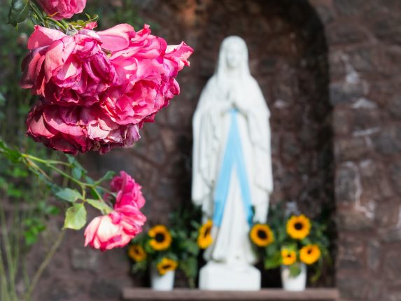 Statue de la Vierge Marie à un baptême